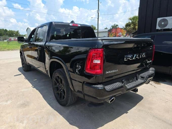 2026 Ram 1500 Laramie Crew Cab Short Bed - miniatura 2