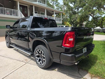 2026 Ram 1500 Laramie Crew Cab Short Bed - miniatura 2