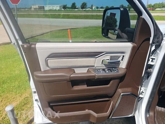 2026 Ram 3500 Laramie Crew Cab Long Bed DRW – miniatura 9