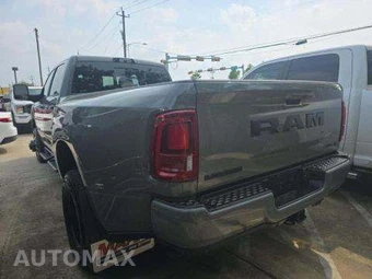 2026 Ram 3500 Laramie Crew Cab Long Bed DRW – miniatura 2