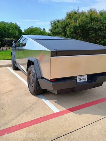 2026 Tesla Cybertruck Crew Cab Medium Bed - miniatura 3