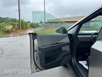 2026 Tesla Cybertruck Crew Cab Medium Bed - miniatura 13