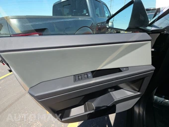 2026 Tesla Cybertruck Crew Cab Medium Bed - miniatura 9
