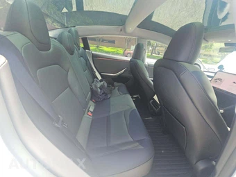 2026 Tesla Model 3 Premium – miniatura 16