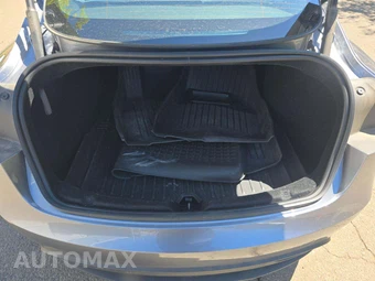 2026 Tesla Model 3 Premium - miniatura 11
