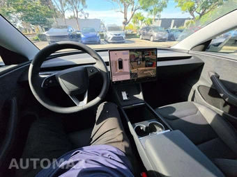2026 Tesla Model 3 Premium – miniatura 10