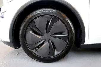 2026 Tesla Model Y Launch Series Long Range – miniatura 17