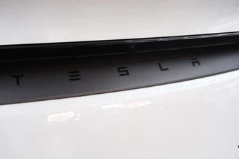 2026 Tesla Model Y Launch Series Long Range – miniatura 18
