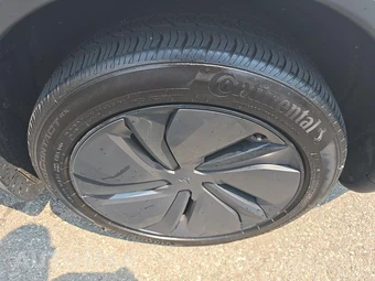 2026 Tesla Model Y Launch Series Long Range – miniatura 27