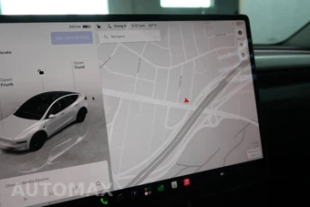 2026 Tesla Model Y Launch Series Long Range – miniatura 37