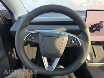 2026 Tesla Model Y Long Range - miniatura 10