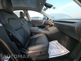 2026 Tesla Model Y Long Range - miniatura 8