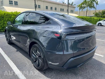 2026 Tesla Model Y Long Range - miniatura 14