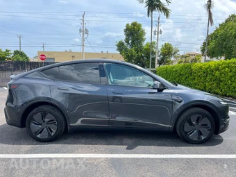 2026 Tesla Model Y Long Range - miniatura 16