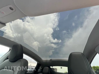 2026 Tesla Model Y Long Range - miniatura 39