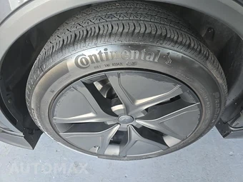 2026 Tesla Model Y Long Range – miniatura 26