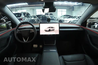 2026 Tesla Model Y Long Range – miniatura 47
