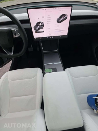 2026 Tesla Model Y Long Range - miniatura 10