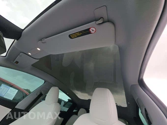 2026 Tesla Model Y Long Range - miniatura 11