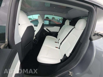 2026 Tesla Model Y Long Range - miniatura 13