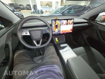 2026 Tesla Model Y Long Range - miniatura 10