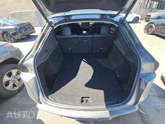 2026 Tesla Model Y Long Range – miniatura 14