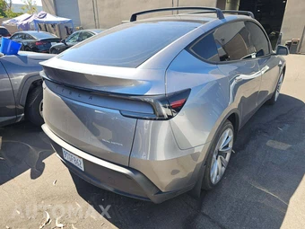 2026 Tesla Model Y Long Range – miniatura 3
