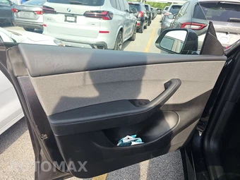 2026 Tesla Model Y Premium – miniatura 9