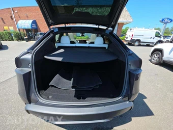 2026 Tesla Model Y Premium – miniatura 11