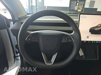 2026 Tesla Model Y Standard - miniatura 10