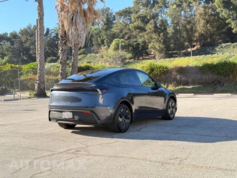 2026 Tesla Model Y Standard – miniatura 4
