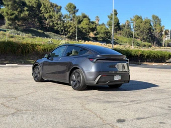 2026 Tesla Model Y Standard – miniatura 5