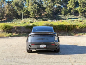 2026 Tesla Model Y Standard – miniatura 6