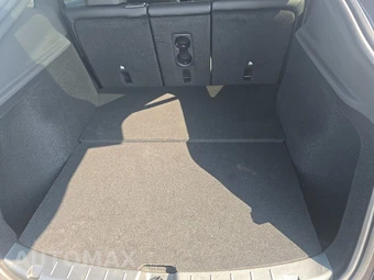 2026 Tesla Model Y Standard - miniatura 16