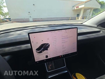 2026 Tesla Model Y Standard – miniatura 10