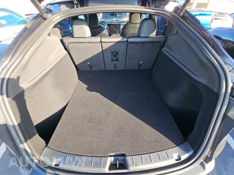 2026 Tesla Model Y Standard - miniatura 16