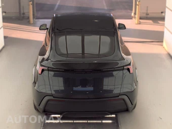 2026 Tesla Model Y Standard - miniatura 5