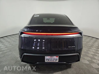 2026 Tesla Model Y Standard – miniatura 5