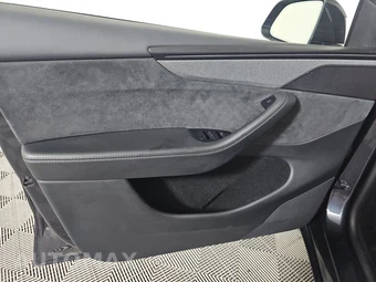 2026 Tesla Model Y Standard – miniatura 9