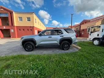 2026 Toyota 4Runner SR5 - miniatura 5