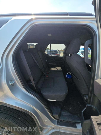 2026 Toyota 4Runner SR5 - miniatura 13