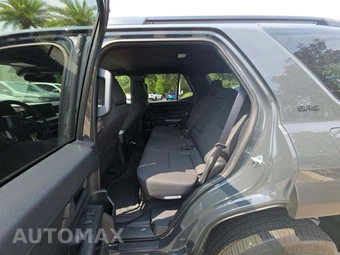 2026 Toyota 4Runner SR5 - miniatura 10