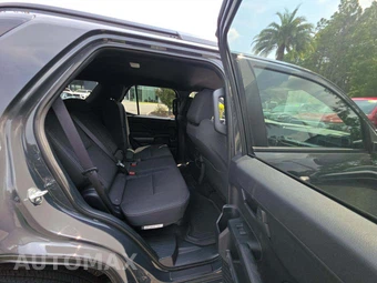 2026 Toyota 4Runner SR5 - miniatura 14