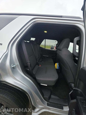2026 Toyota 4Runner SR5 - miniatura 13