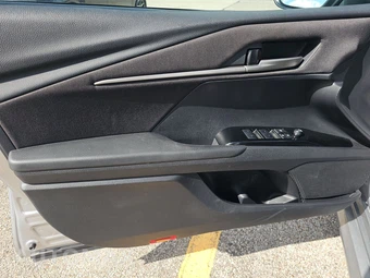 2026 Toyota Camry LE - miniatura 9