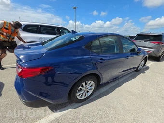 2026 Toyota Camry LE - miniatura 4