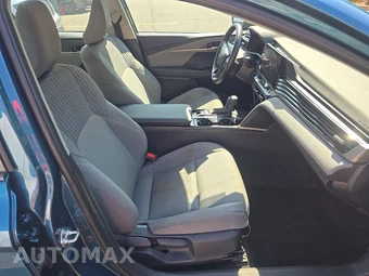 2026 Toyota Camry LE - miniatura 8