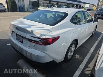 2026 Toyota Camry LE - miniatura 4