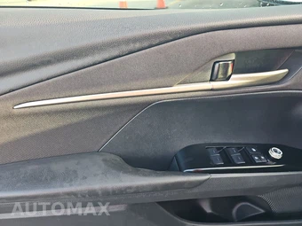 2026 Toyota Camry LE - miniatura 9