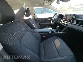2026 Toyota Camry LE - miniatura 8